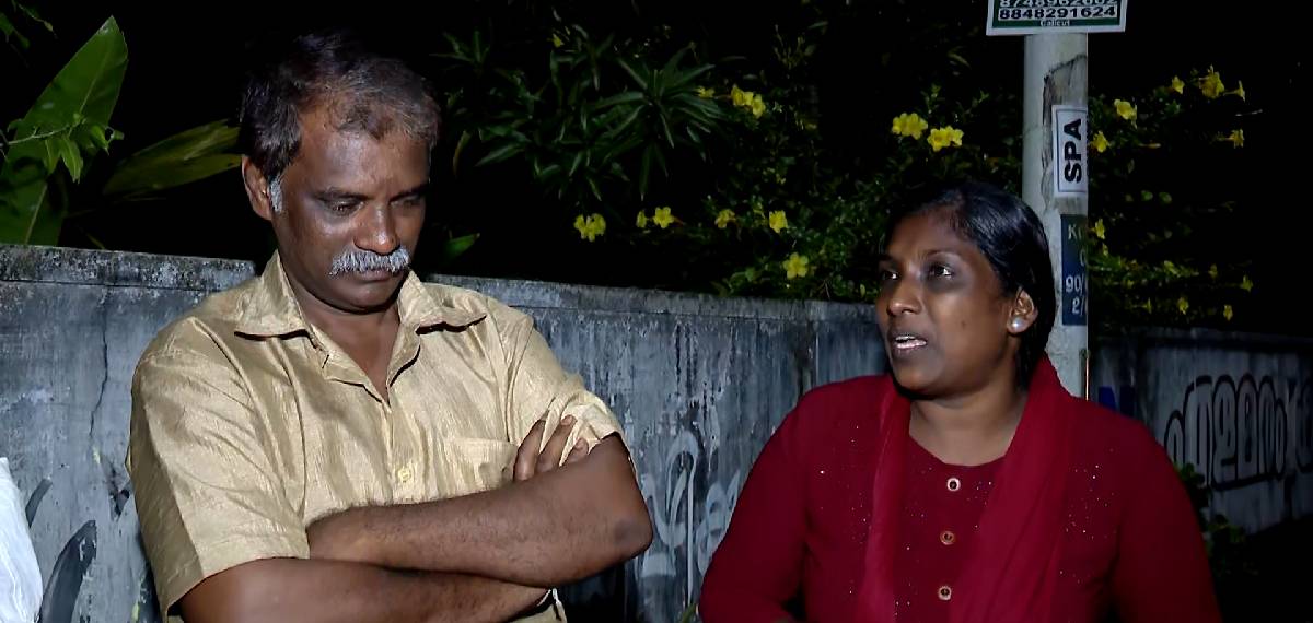 വാടക നൽകാനില്ല, ഇറക്കിവിട്ട് ഉടമ; കുടുംബം അന്തിയുറങ്ങുന്നത് തെരുവിൽ