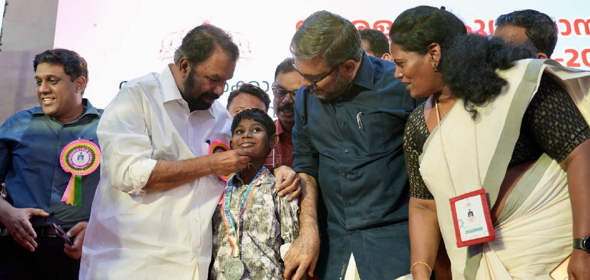 ഹാഷിം ഹാപ്പി!സ്കൂൾ കായികമേളയിൽ വെച്ച് ബാഗിനൊപ്പം നഷ്ടപ്പെട്ട മെഡലിനുപകരം പുതിയത് നൽകി;വാക്കുപാലിച്ച് മന്ത്രി