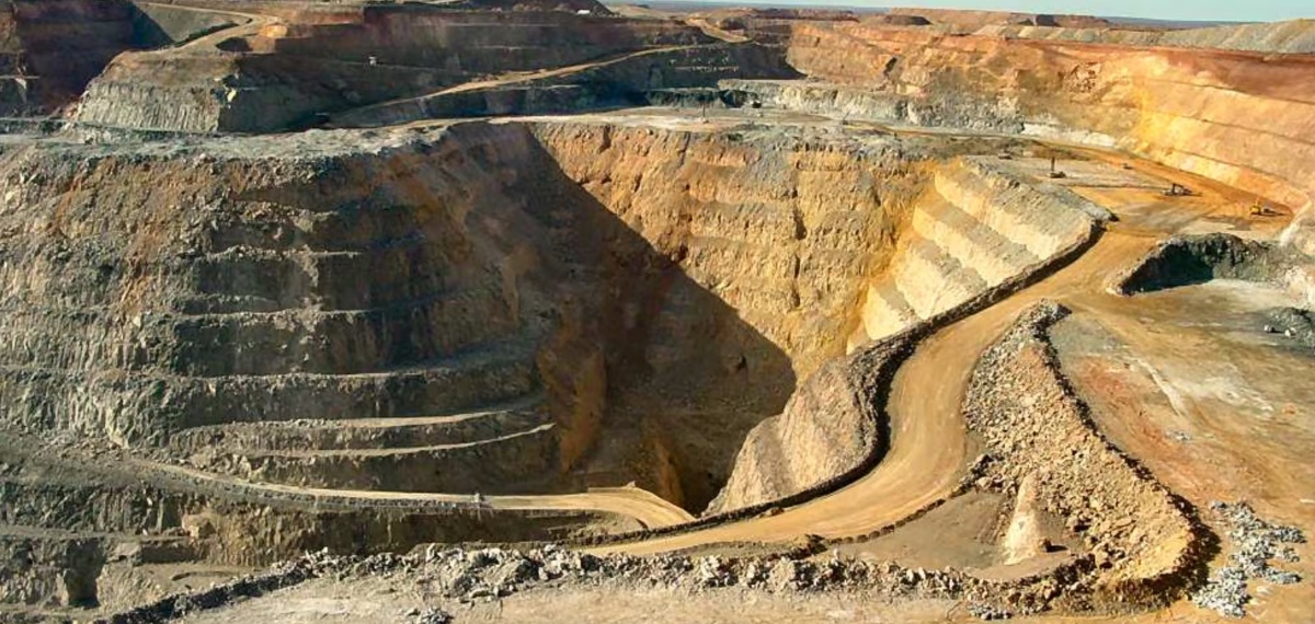 ഭൂമിക്കടിയിലേക്ക് 4 കി.മീറ്റർ! 10 കെട്ടിടങ്ങളുടെ ആഴം; വർഷം തോറും 8000 കിലോ സ്വർണ്ണം ലഭിക്കുന്ന ഖനി