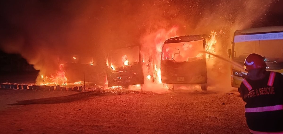 തിരുവനന്തപുരം ട്രിവാന്ഡ്രം സ്കോട്ടിഷ് സ്കൂളില് തീപിടിത്തം; മൂന്ന് ബസുകള് പൂര്ണമായും കത്തിനശിച്ചു; ദുരൂഹത