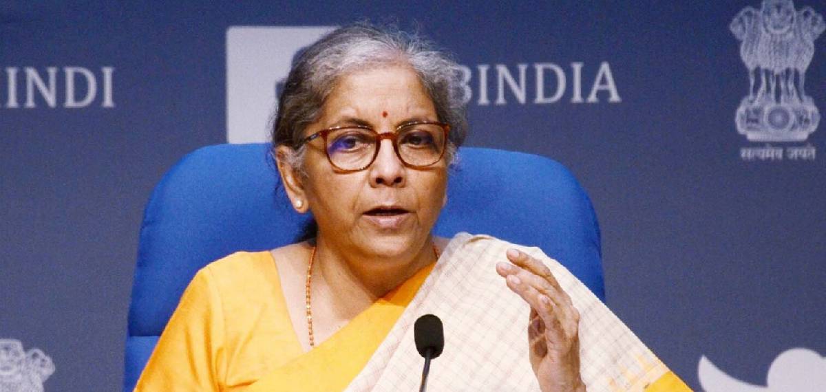 ടാർഗറ്റ് തികയ്ക്കാൻ ഉപഭോക്താവിനെ ബലിയാടാക്കരുത്, ബാങ്കുകളുടെ ഇൻഷുറൻസ് കച്ചവടത്തിനെതിരെ കേന്ദ്രം