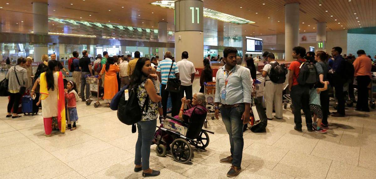 ഹോളി അവധി; നാട്ടിലേക്ക് മടങ്ങാനിരിക്കുന്നവര്ക്ക് തിരിച്ചടി, വിമാന ടിക്കറ്റ് നിരക്കുകള് കുത്തനെ ഉയര്ന്നു