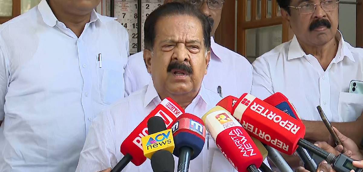 നടിയാണെന്ന കാര്യം അറിയില്ലായിരുന്നു, വീണാ ജോ‍‍ർജും ഗോവിന്ദനും മത്സരിച്ച് അഭിനയിക്കുന്നു; രമേശ് ചെന്നിത്തല