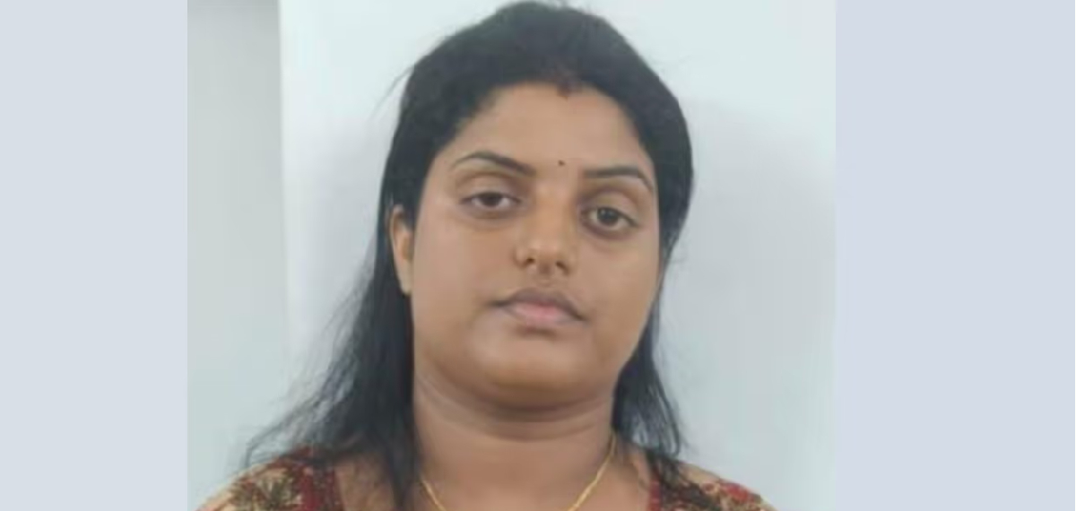 പൂജാരിയുമായി സൗഹൃദം സ്ഥാപിച്ചു; പിന്നാലെ വീട്ടിൽ നിന്ന് കവർന്നത് 12പവൻ്റെ ആഭരണങ്ങൾ; തൃശൂരില്‍ യുവതി പിടിയില്‍