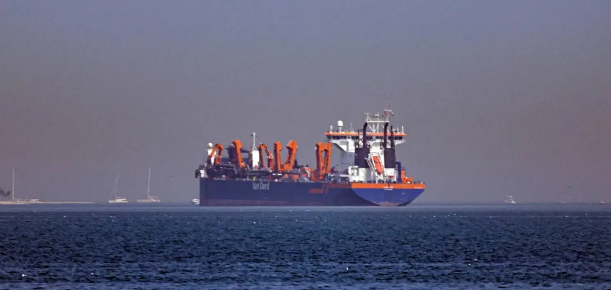 ഹോര്‍മൂസ് കടലിടുക്കിന് സമീപം മിസൈലുകള്‍ പതിച്ചു; ചരക്ക് കപ്പലിലെ 24 ജീവനക്കാരെ ഒമാന്‍ നേവി രക്ഷപ്പെടുത്തി