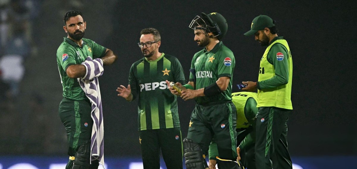 ലോകകപ്പ് തോല്വിക്ക് ശേഷം പാകിസ്താൻ ക്രിക്കറ്റില് പൊട്ടിത്തെറി; കോച്ചിനെതിരെ താരങ്ങള് രംഗത്ത്