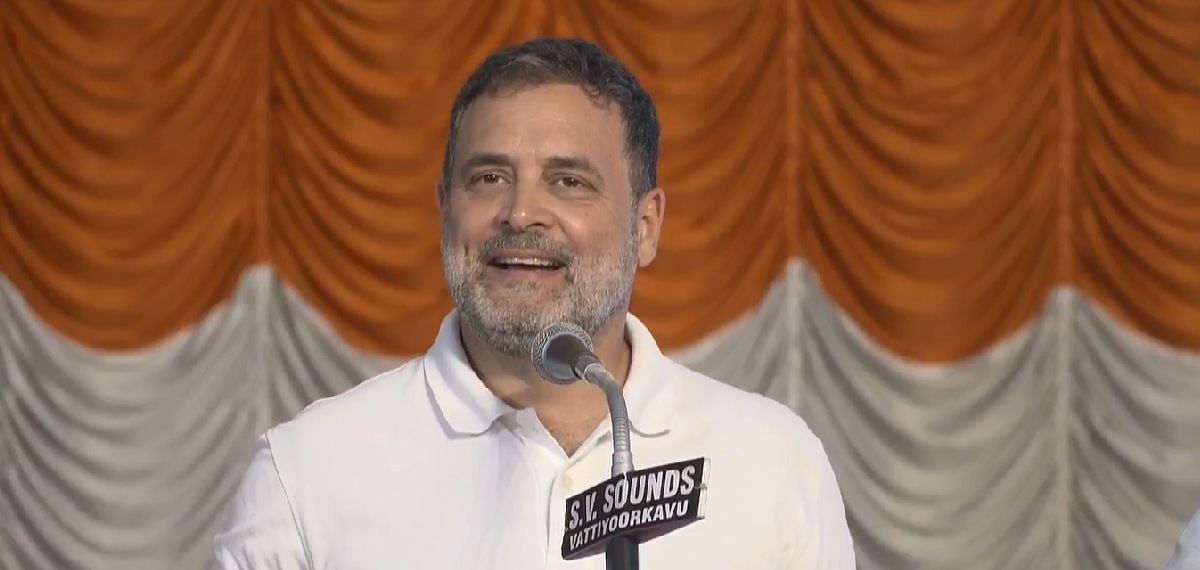 'KSRTCയിൽ സ്ത്രീകൾക്ക് സൗജന്യ യാത്ര, ക്ഷേമ പെൻഷൻ 3,000 രൂപയാക്കും'; അഞ്ച് ഗ്യാരൻ്റികളുമായി രാഹുൽ ഗാന്ധി