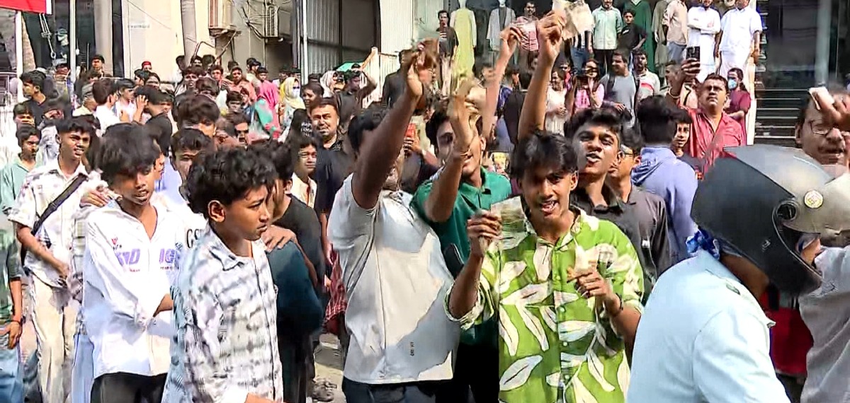 'ഒരു രൂപ നോട്ടിന് ഷൂ ഓഫര്‍' ; കോഴിക്കോടേക്ക് ഇരച്ചെത്തിയത് ആയിരങ്ങള്‍, സംഘര്‍ഷം; കട ഉടമകൾ കസ്റ്റഡിയിൽ