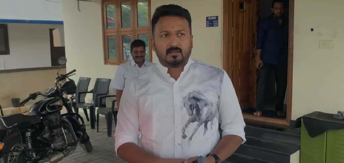 അറസ്റ്റിന് ശേഷം വീണ്ടും രാഹുൽ മാങ്കൂട്ടത്തിൽ പാലക്കാട് ; ഒപ്പം കോൺഗ്രസ് നേതാക്കളും