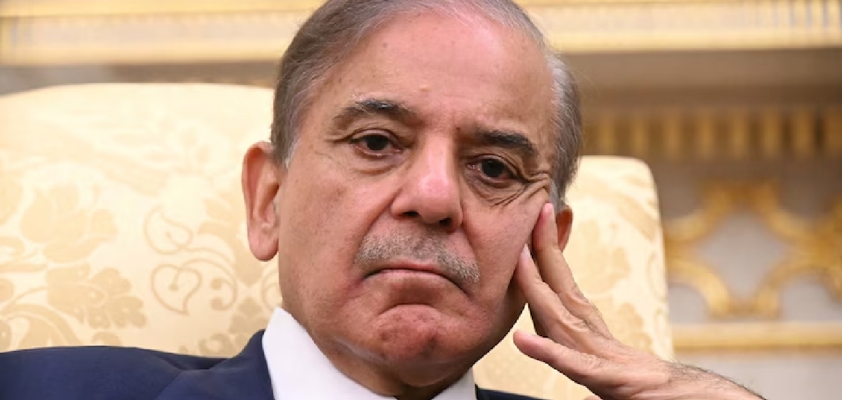 പെട്രോളിന് വിലകൂട്ടി, പിന്നാലെ സ്‌കൂളുകൾ പൂട്ടി; മന്ത്രിമാർക്ക് ശമ്പളമില്ല, ഇന്ധനക്ഷാമം നേരിടാൻ പാകിസ്താൻ