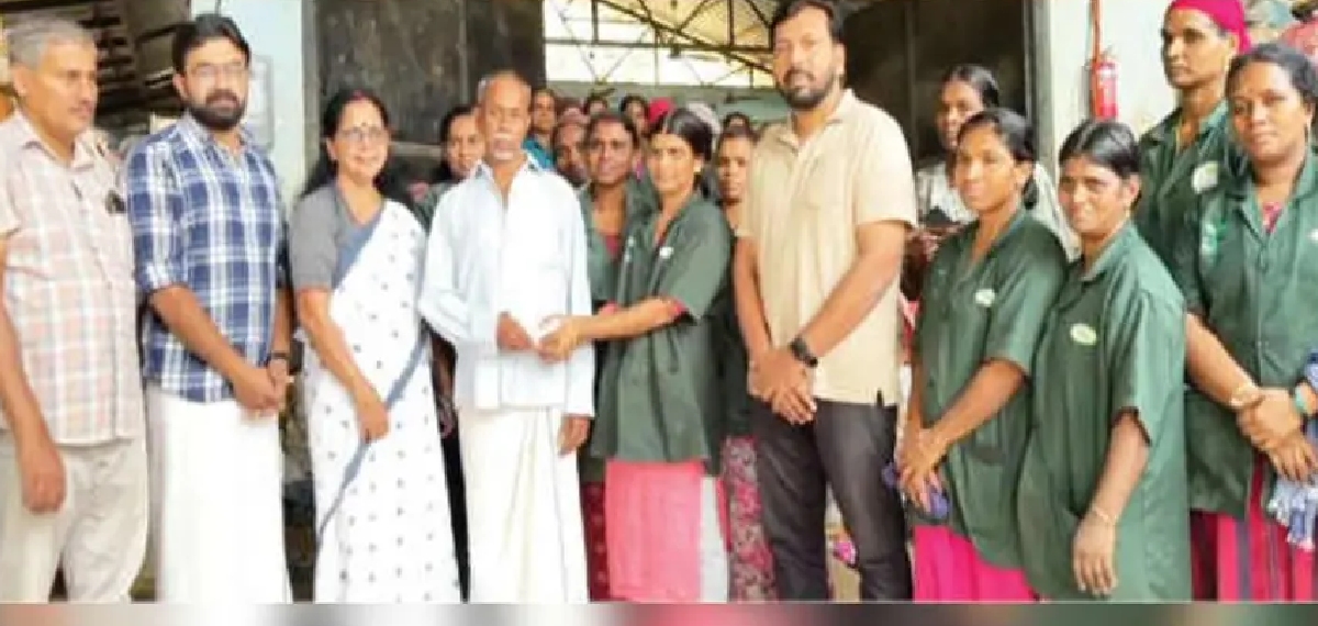 വാർധക്യ പെൻഷൻ മാലിന്യങ്ങൾക്കിടയിൽ; ഉടമയ്ക്ക് തിരികെ നൽകി ഹരിതകർമ സേന