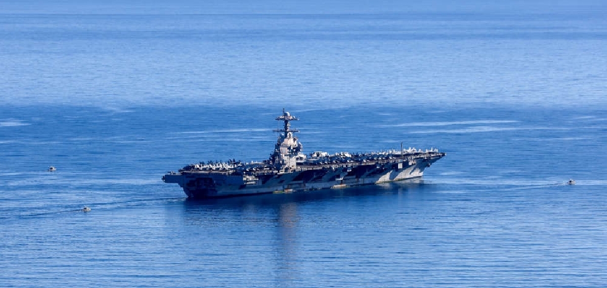 ചെങ്കടലിൽ യുഎസ് വിമാനവാഹിനിക്കപ്പലിന് തീപിടിച്ചു; നാവികർക്ക് പരിക്ക്