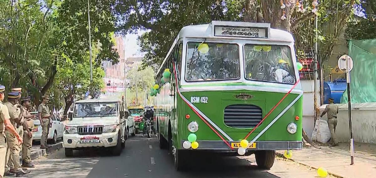 'ദേ ഒരു വിന്‍റേജ് സുന്ദരി'; പുതിയ ലുക്കിൽ കെഎസ്ആർടിസി, 70കളിലെ മോഡൽ ബസ് പുറത്തിറക്കി