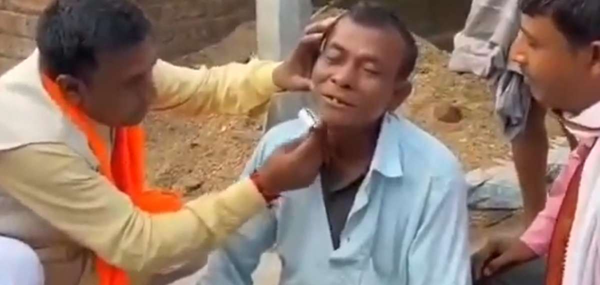 വോട്ടുകിട്ടാന്‍ എന്തും ചെയ്യും; ബംഗാളില്‍ വോട്ടറുടെ താടിവടിച്ച് ബിജെപി സ്ഥാനാര്‍ത്ഥി