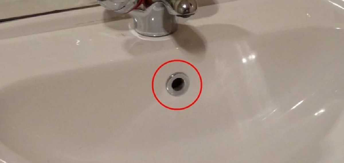 hole in the washbasin