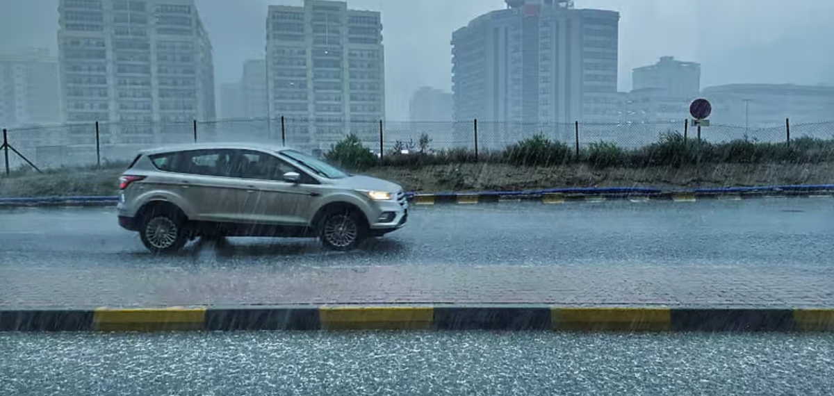 യുഎഇയിൽ തുടർച്ചയായ മൂന്നാം ദിവസവും ശക്തമായ മഴ; ജാഗ്രതാ മുന്നറിയിപ്പുമായി അധികൃതർ