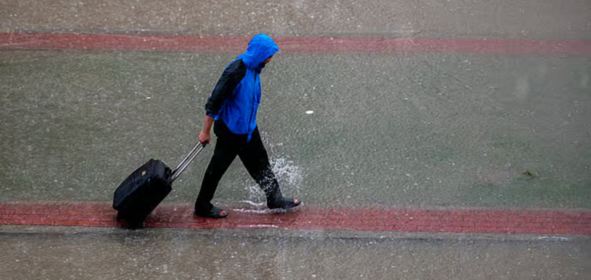 യുഎഇയുടെ വിവിധ ഭാഗങ്ങളിൽ ശക്തമായ മഴ; പ്രധാന റോഡുകളിൽ രൂക്ഷമായ വെള്ളക്കെട്ട്