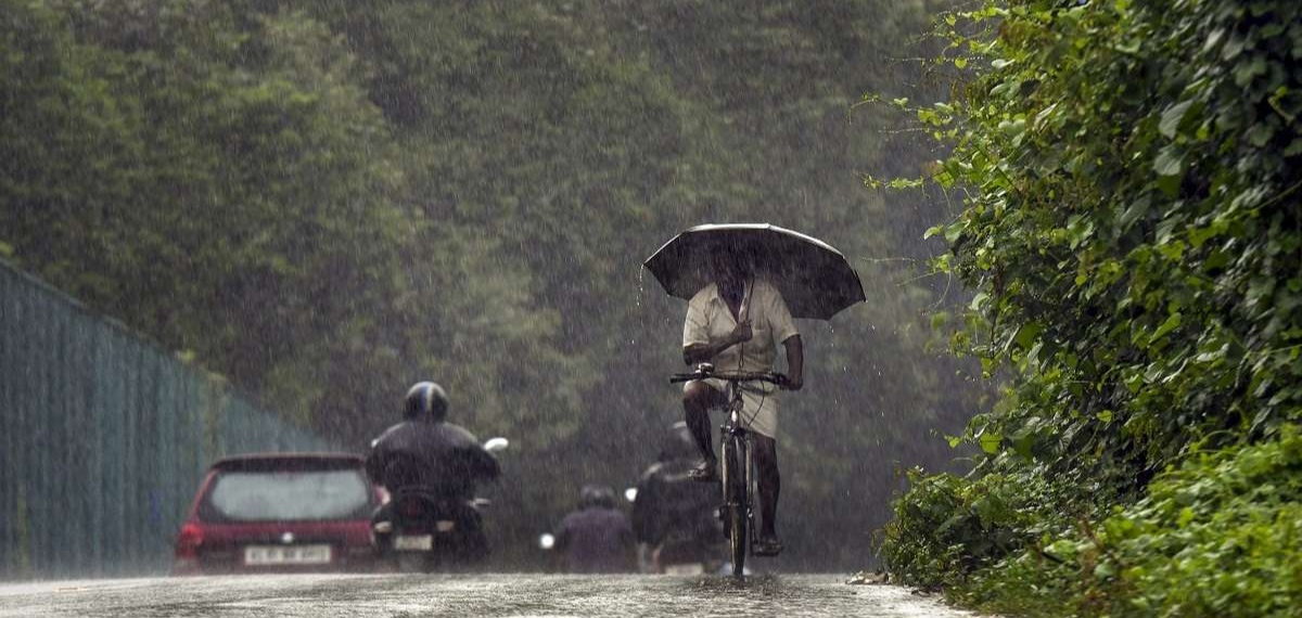 വേനൽച്ചൂടിന് ആശ്വാസമായി വടക്കൻ-മധ്യ കേരളത്തിൽ മഴ; ഇടിമിന്നലേറ്റ് ഒരു മരണം