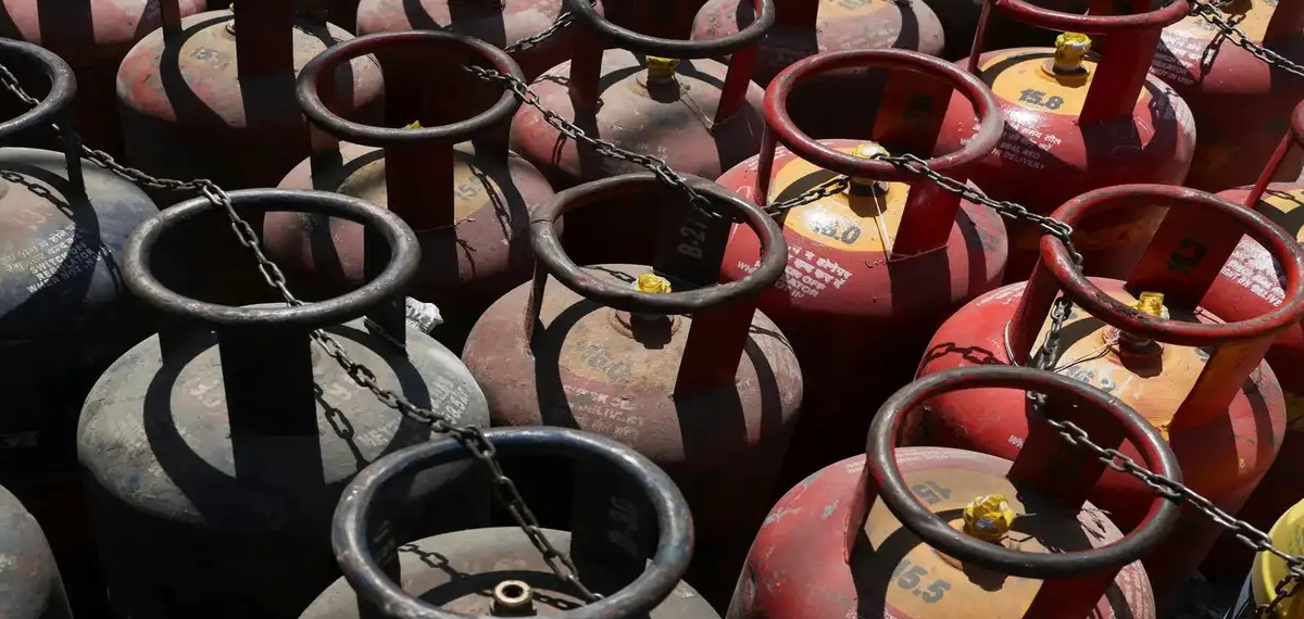 ഡെലിവറി വാഹനത്തിൽ നിന്ന് 27 എൽപിജി ഗ്യാസ് സിലിണ്ടറുകൾ മോഷണം പോയി; 22 എണ്ണവും കാലിക്കുറ്റികൾ