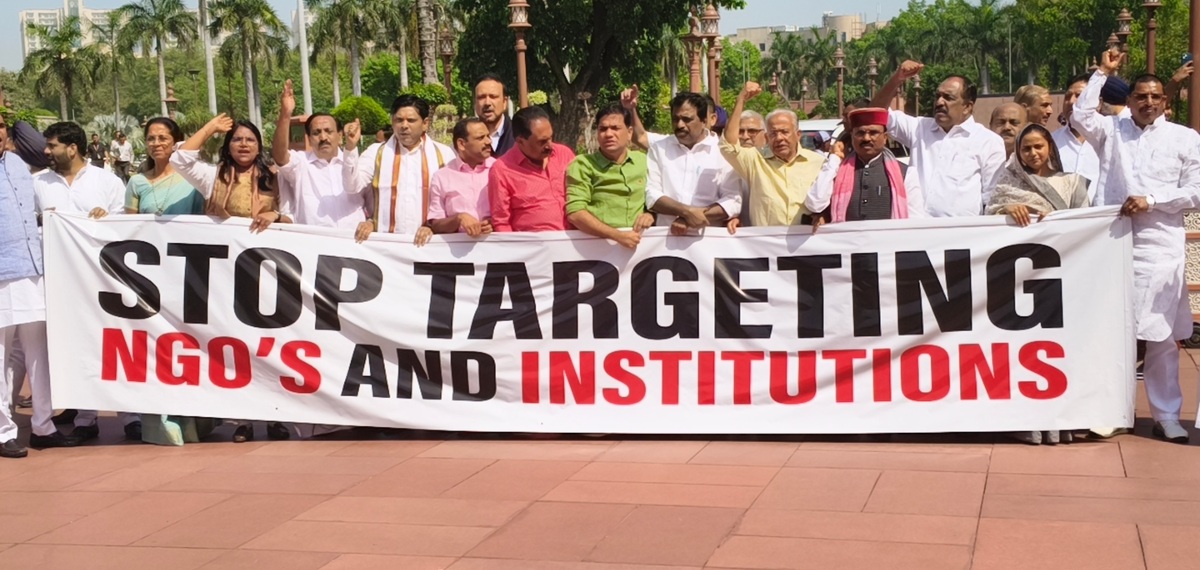 ചർച്ച ക്യാൻസൽ ! വിവാദ FCRA ഭേദഗതി ബിൽ ഇന്ന് ചർച്ചയ്‌ക്കെടുത്തില്ല; സഭയ്ക്കകത്തും പുറത്തും പ്രതിഷേധം