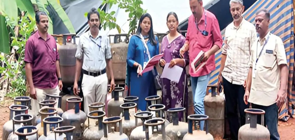 രഹസ്യ വിവരം ലഭിച്ചതിനെ തുടർന്ന് പരിശോധന; കോഴിക്കോട് അനധികൃതമായി സൂക്ഷിച്ച 64 ഗ്യാസ് സിലിണ്ടറുകൾ പിടികൂടി