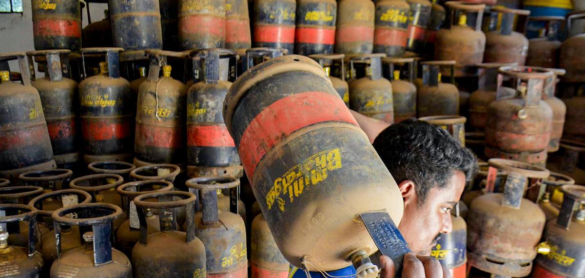 വീണ്ടും കുതിച്ച് എൽപിജി വില; വാണിജ്യ എൽപിജിയ്ക്ക് 195.50 രൂപ കൂട്ടി