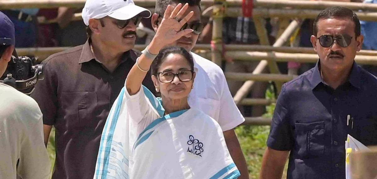 മമതാ ബാനര്‍ജിയുടെ ഹെലികോപ്റ്ററിന് അടുത്ത് ആശങ്ക പരത്തി ഡ്രോണ്‍