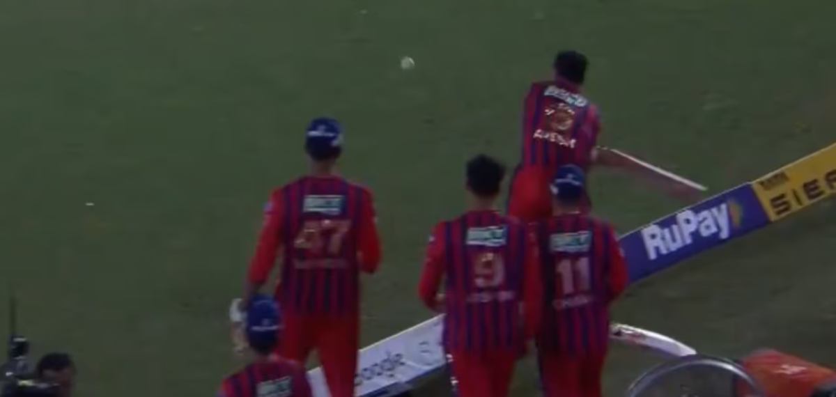 ബൗണ്ടറി കടക്കും മുമ്പെ ബാറ്റുകൊണ്ട് തിരിച്ചടിച്ചു; ആവേശ് ഖാന്റെ ആവേശ പ്രകടനത്തിൽ പരാതി നൽകി SRH