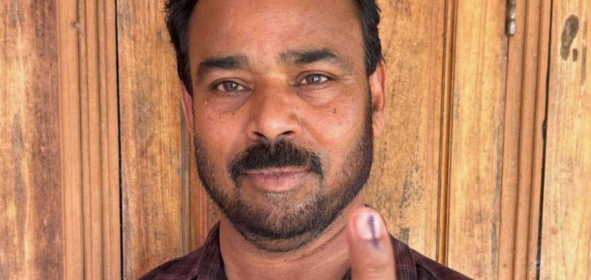 59-ാം വയസില്‍ കന്നി വോട്ട് ചെയ്ത് അബ്ദുല്‍ സലാം; ഗള്‍ഫില്‍ നിന്ന് ലീവെടുത്ത് വന്ന് വോട്ട് രേഖപ്പെടുത്തി