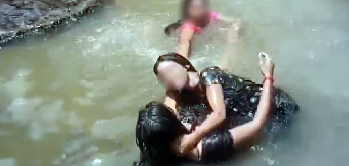 ആന്ധ്രയിൽ വെള്ളച്ചാട്ടത്തിന് സമീപം സെൽഫിയെടുക്കാൻ ശ്രമം; കാൽവഴുതി വെള്ളത്തിൽ വീണ പെൺകുട്ടികൾക്ക് ദാരുണാന്ത്യം