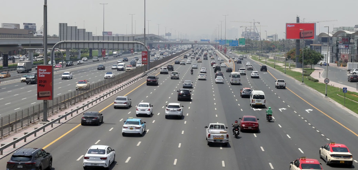 റോഡുകളിൽ പെട്ടന്നുള്ള ലൈൻ മാറ്റം ​അപകടത്തിന് കാരണമാകും; ഗതാഗത നിയമ ലംഘകർക്ക് മുന്നറിയിപ്പുമായി ദുബായ് പൊലീസ്