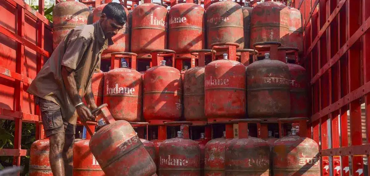 മാര്ച്ചില് എല്പിജി ഉപഭോഗത്തില് ഇടിവ്; ഡീസല്, പെട്രോള് ഉപഭോഗം ഉയര്ന്നു