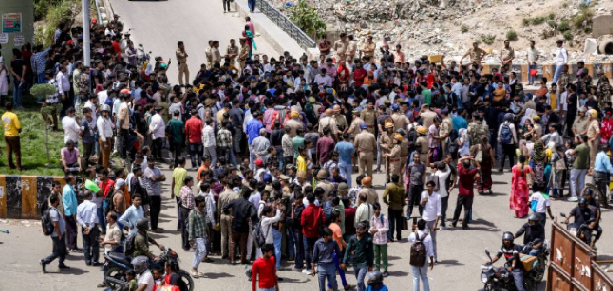 ശമ്പള വർദ്ധന ആവശ്യപ്പെട്ട് വ്യാവസായിക മേഖലയിലെ ജീവനക്കാരുടെ പ്രതിഷേധം: നോയിഡയില്‍ സംഘര്‍ഷം