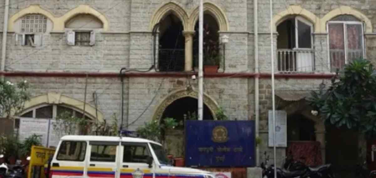 കുടുംബപ്രശ്‌നം പരിഹരിക്കാനെത്തി; പൊലീസ് സ്റ്റേഷനുമുന്നില്‍ വെച്ച് ഭാര്യയെ കുത്തി ഭര്‍ത്താവ്, ഒടുവിൽ അറസ്റ്റ്