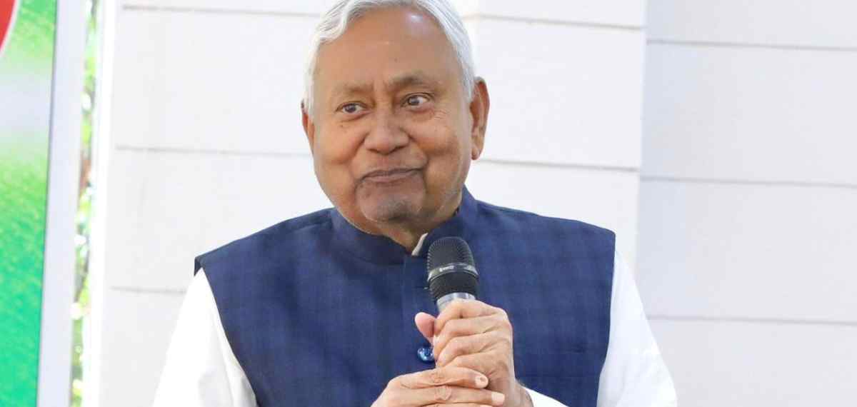 നിതീഷ് കുമാര് മുഖ്യമന്ത്രി സ്ഥാനം രാജിവെച്ചു; ലോക്ഭവനിലെത്തി രാജിക്കത്ത് കൈമാറി