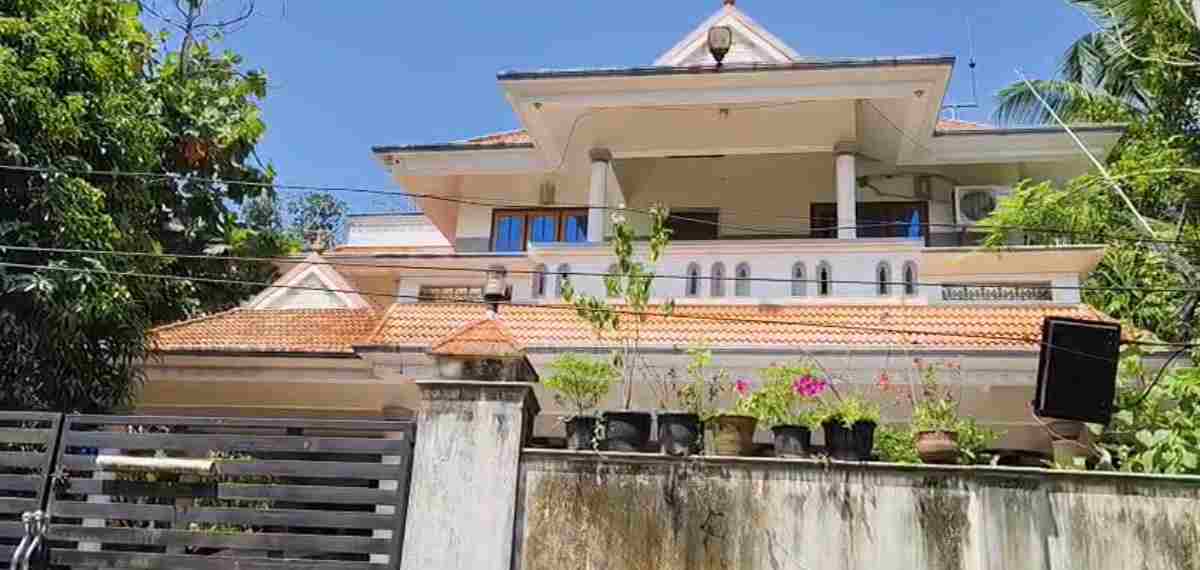 നെടുമങ്ങാട് ആളില്ലാത്ത വീട്ടില് നിന്ന് 25 പവന് കവര്ന്നു; മോഷണം CCTV അടിച്ചുതകര്ത്ത ശേഷം