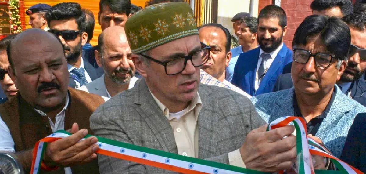 ഉദ്ഘാടനത്തിന് ഇന്ത്യൻ പതാകയുടെ നിറമുള്ള റിബ്ബൺ; ആ റിബ്ബണ് താന് മുറിക്കില്ലെന്ന് ഒമർ അബ്ദുള്ള