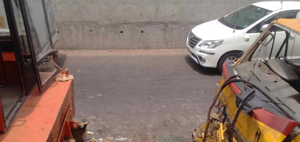 കല്ലമ്പലത്ത് നിര്‍ത്തിയിട്ട ക്രെയിനില്‍ സ്‌കൂള്‍ ബസ് ഇടിച്ച് അപകടം; ഡ്രൈവര്‍ക്ക് ദാരുണാന്ത്യം