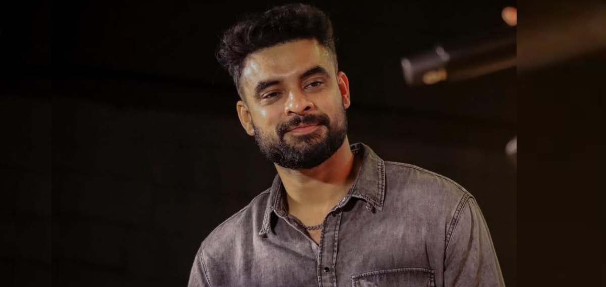 സിനിമാ നടനല്ലേ, പാവമല്ലേ എന്ന് അയാൾക്ക് തോന്നിക്കാണും, അങ്ങനെ ആദ്യമായി ബിസിനസ് ക്ലാസിൽ യാത്ര ചെയ്തു; ടൊവിനോ