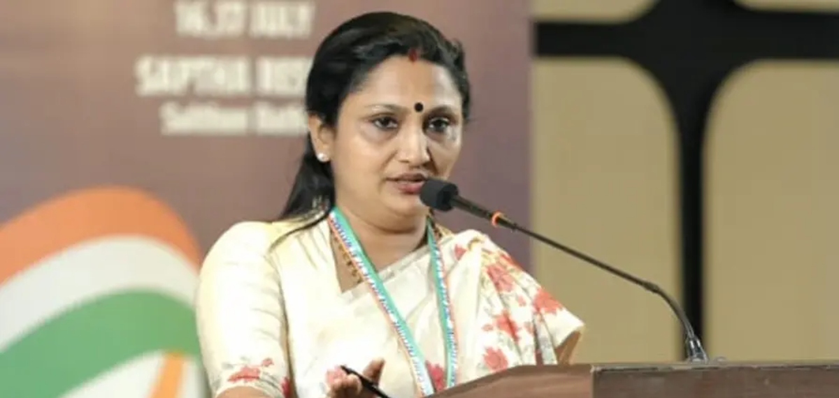 കോണ്‍ഗ്രസ് നേതാക്കള്‍ക്കെതിരായ സൈബര്‍ ആക്രമണം; ഡിജിപിക്ക് പരാതി നല്‍കി ദീപ്തി മേരി വര്‍ഗീസ്