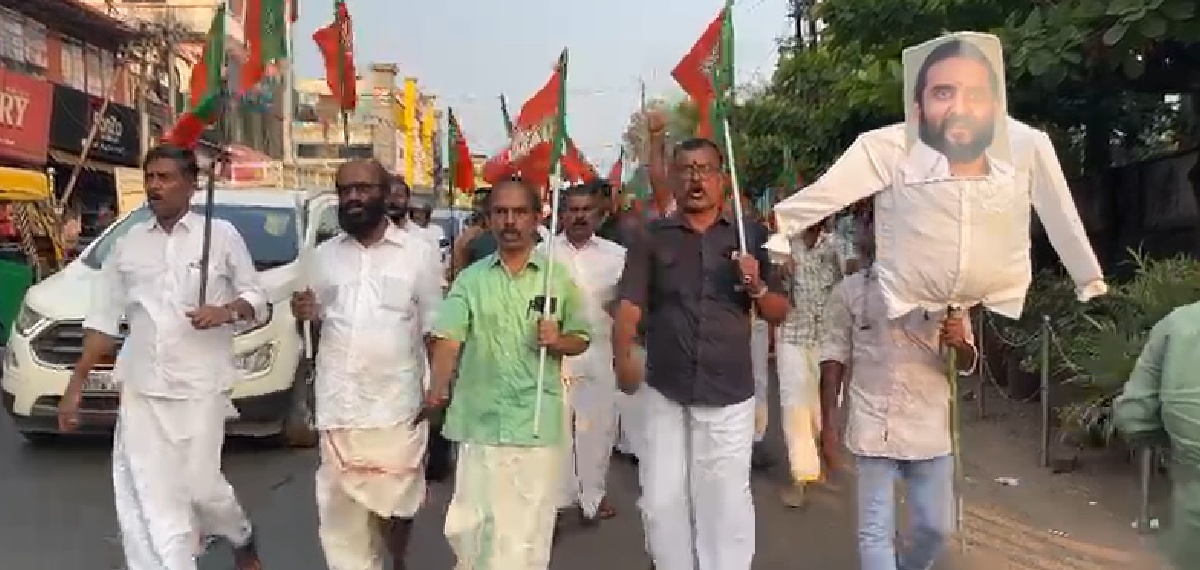 'പ്രസ്ഥാനത്തിലെ പാഷാണം';BJP ജില്ലാ പ്രസിഡന്റ് പ്രഫുൽ കൃഷ്ണയ്‌ക്കെതിരെ തെരുവിലിറങ്ങി പ്രവർത്തകർ; കോലം കത്തിച്ചു