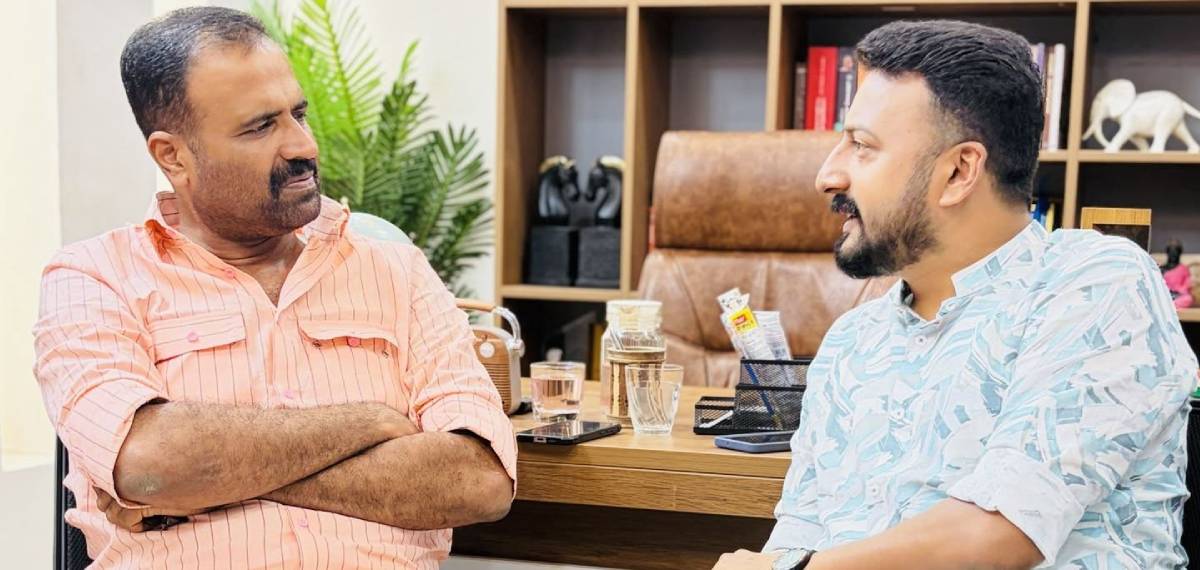 ലൈംഗിക പീഡനാരോപണം നേരിടുന്ന രാഹുല്‍ മാങ്കൂട്ടത്തിലിനെ കണ്ട് സി ആര്‍ മഹേഷ് എംഎല്‍എ