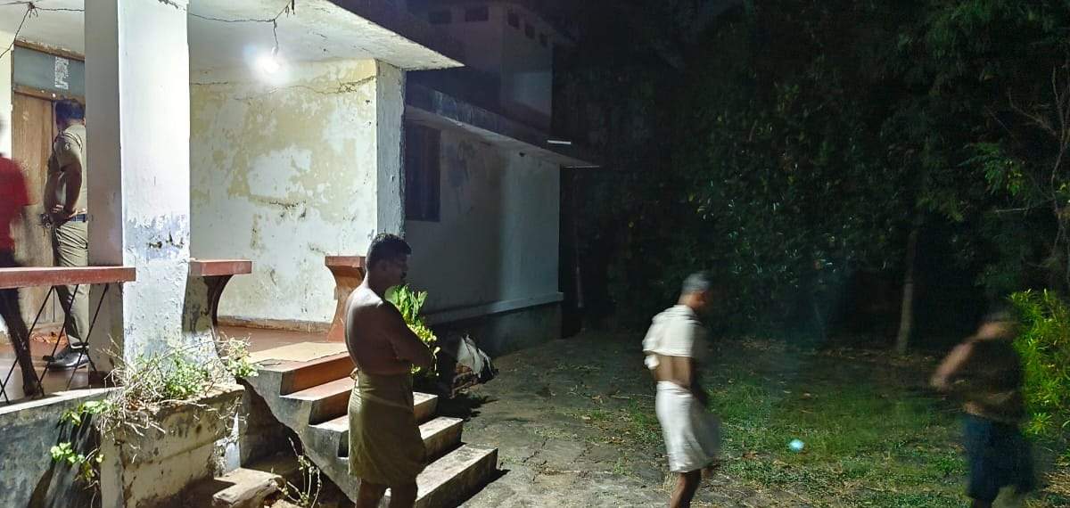 ആലത്തൂരിൽ ഒറ്റക്ക് താമസിക്കുന്ന വയോധികയുടെ വീട്ടിൽ അതിക്രമിച്ച് കയറി മോഷണം; മൂന്ന് പവൻ മാല കവർന്നു