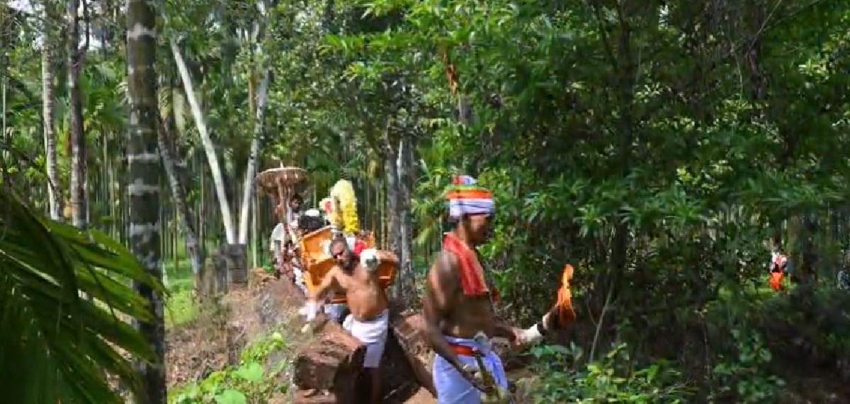 ദക്ഷിണ കന്നഡയിൽ നടപ്പാലം തകർന്ന് എട്ട് പേർക്ക് പരിക്ക്; വീഡിയോ