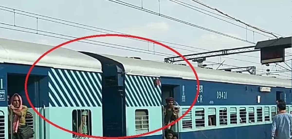 Each colored stripe on the train's carriages has a different meaning