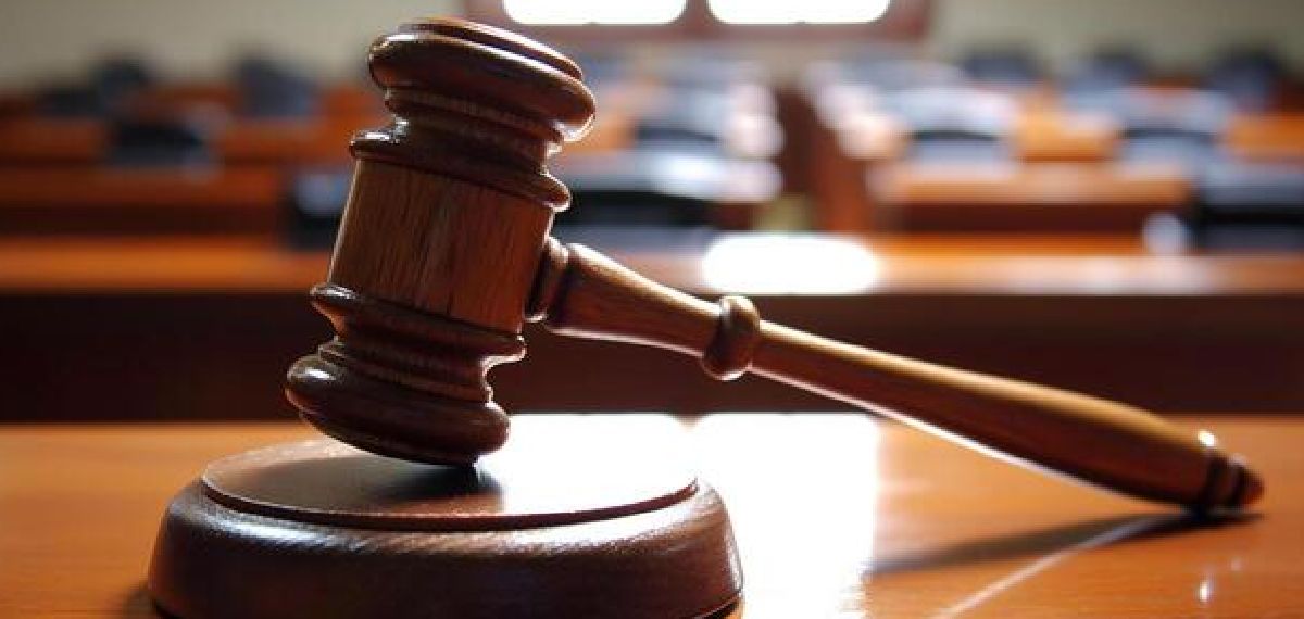 ഭർത്താവിനെ ജാമ്യത്തിലിറക്കാൻ ഭാര്യമാർ; കോടതി പരിസരത്ത് തമ്മിലടി; ഒടുവിൽ ഭര്‍ത്താവ് പുറത്തും ഇരുവരും അകത്തും