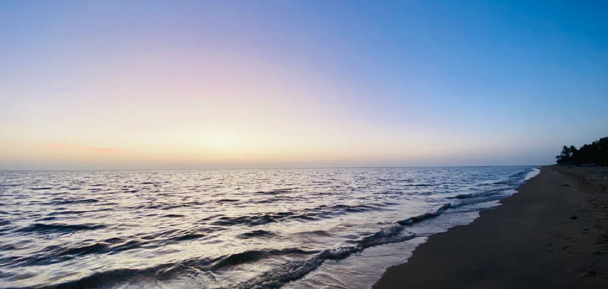 ചൂട് കൂടുന്നതോടെ രാത്രി കടൽ തീരത്ത് എത്തുന്നവരുടെ എണ്ണവും കൂടി; വരുന്നത് പായയും തലയണയുമായി