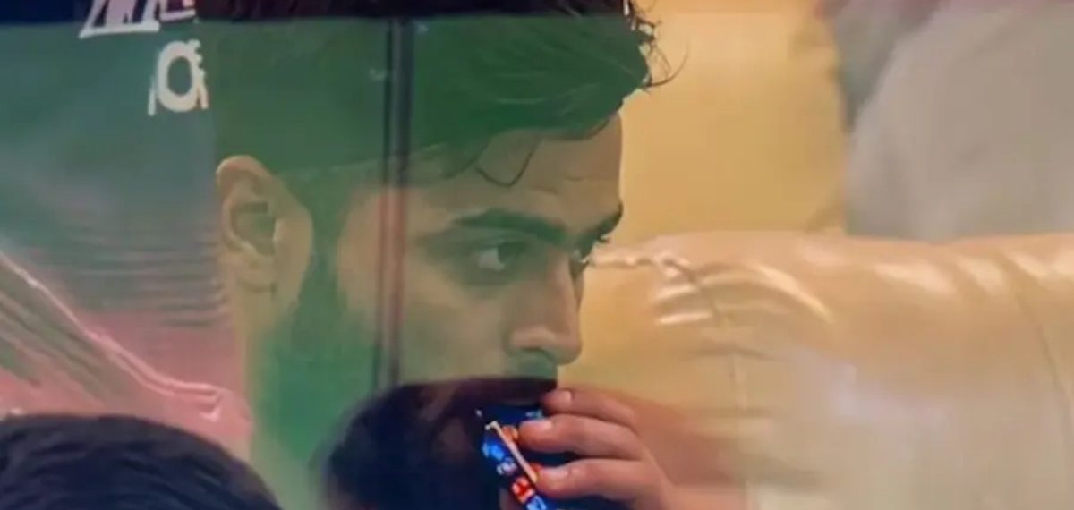 പരാഗിന് എട്ടിന്റെ പണി; ഇ- സിഗരറ്റ് വലിച്ചതിൽ പിഴയും ഡീ മെറിറ്റ് പോയിന്റും ചുമത്തി ബിസിസിഐ