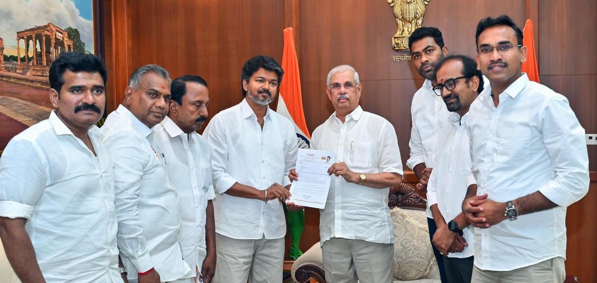 കേവല ഭൂരിപക്ഷം ഉറപ്പാക്കിയുള്ള കത്ത് ഹാജരാക്കണമെന്ന് ഗവര്‍ണര്‍; വിജയ്‌യുടെ സത്യപ്രതിജ്ഞ അനിശ്ചിതത്വത്തില്‍