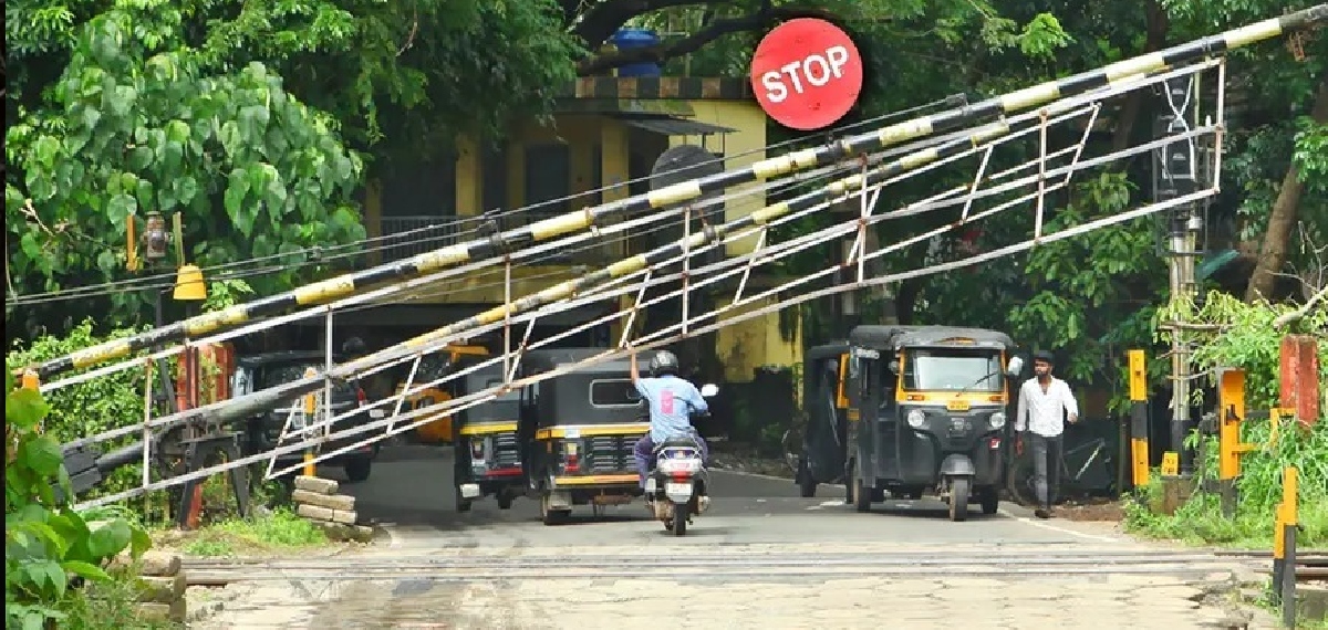 റെയിൽവേ ഗേറ്റ് അടയ്ക്കുന്നതിനിടെ വാഹനം ഓടിച്ചുകയറ്റുന്നവരുടെ ശ്രദ്ധയ്ക്ക്; പിന്നാലെ പണി വരും